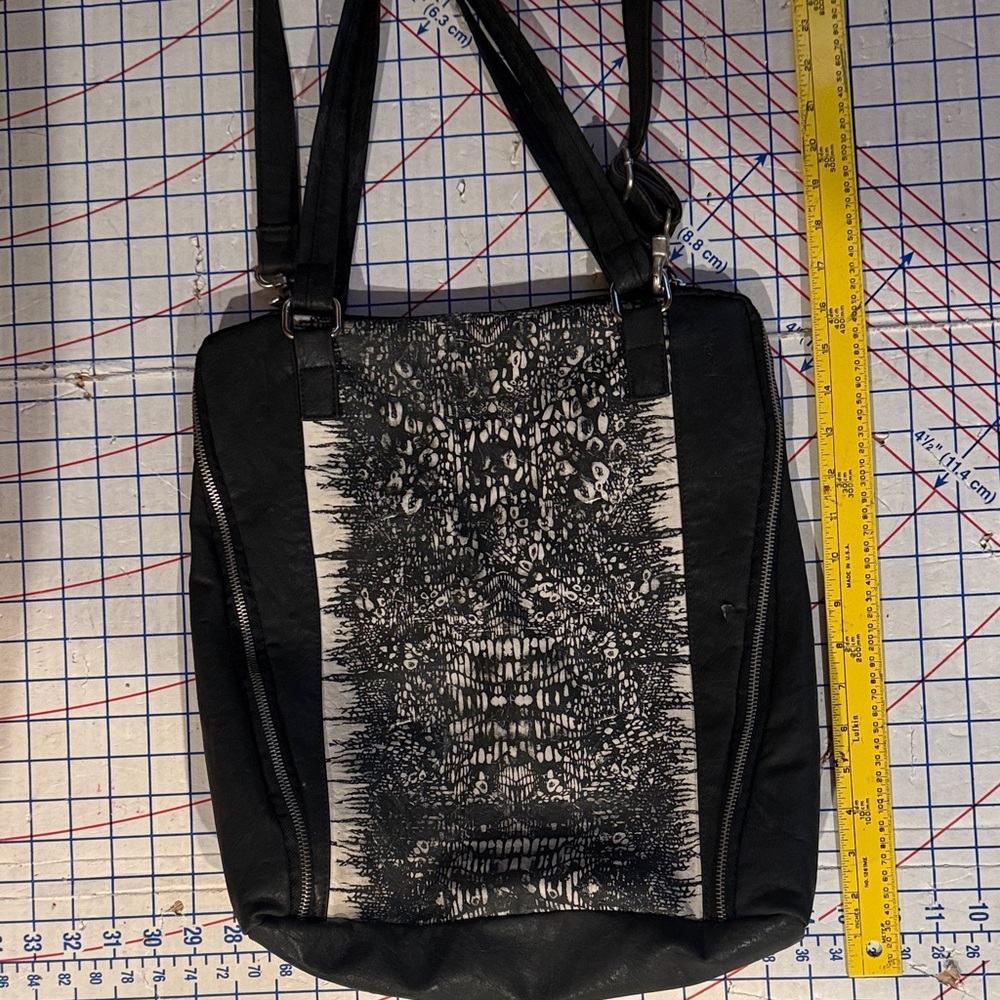 Black & white women’s Men's unisex tote Bag expands’& zips closed